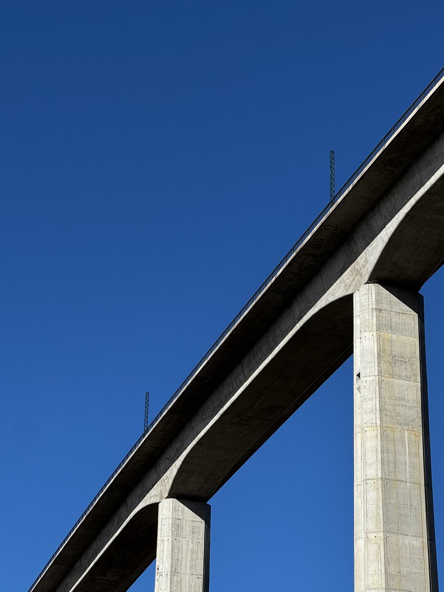 Hace unas semanas se instalaron en Bergara los primeros postes para la catenaria de la Y Vasca. Una acción simbólica que nos indica que la construcción se acerca a su fin.