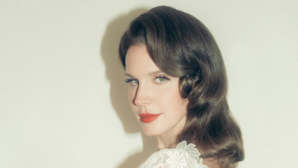 lanabrasil's tweet image. Com ela é assim! O novo single de Lana Del Rey, descrito pela própria como a favorita de seu novo álbum, chama-se “White Feather Hawk Tail Deer Hunter”. 

O lançamento está previsto para o dia 17 de fevereiro.