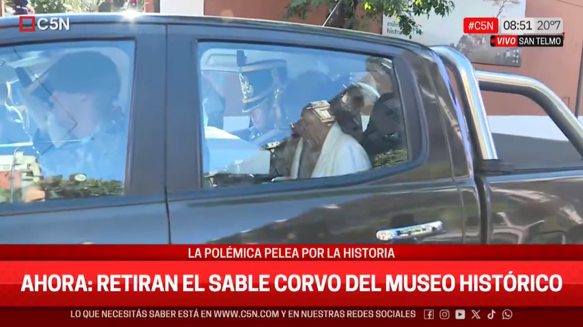 MatiAromi's tweet image. Todo el conflicto que armaron para terminar llevándose en UNA CAMIONETA el SABLE del tipo que LIBERÓ AMÉRICA. Parece un paquete de MERCADO LIBRE 💀💀💀