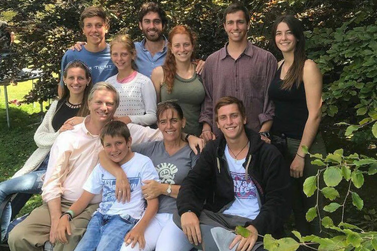 Nos está saliendo cara la parejita de Paine:
—2 meses de gira con numerosos asistentes
—La cuantiosa familia vivirá en La Moneda, gastándose una fortuna en alimentación, aseo, y habilitación de un ala del palacio
—Gabinete numeroso para la "Primera Dama", cargo inexistente.