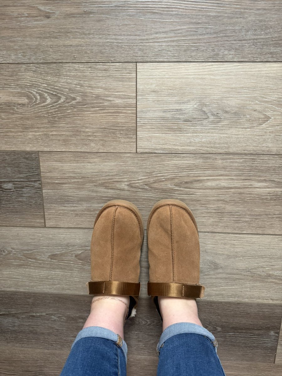 Definitely an Uggs type of day 🤍👣