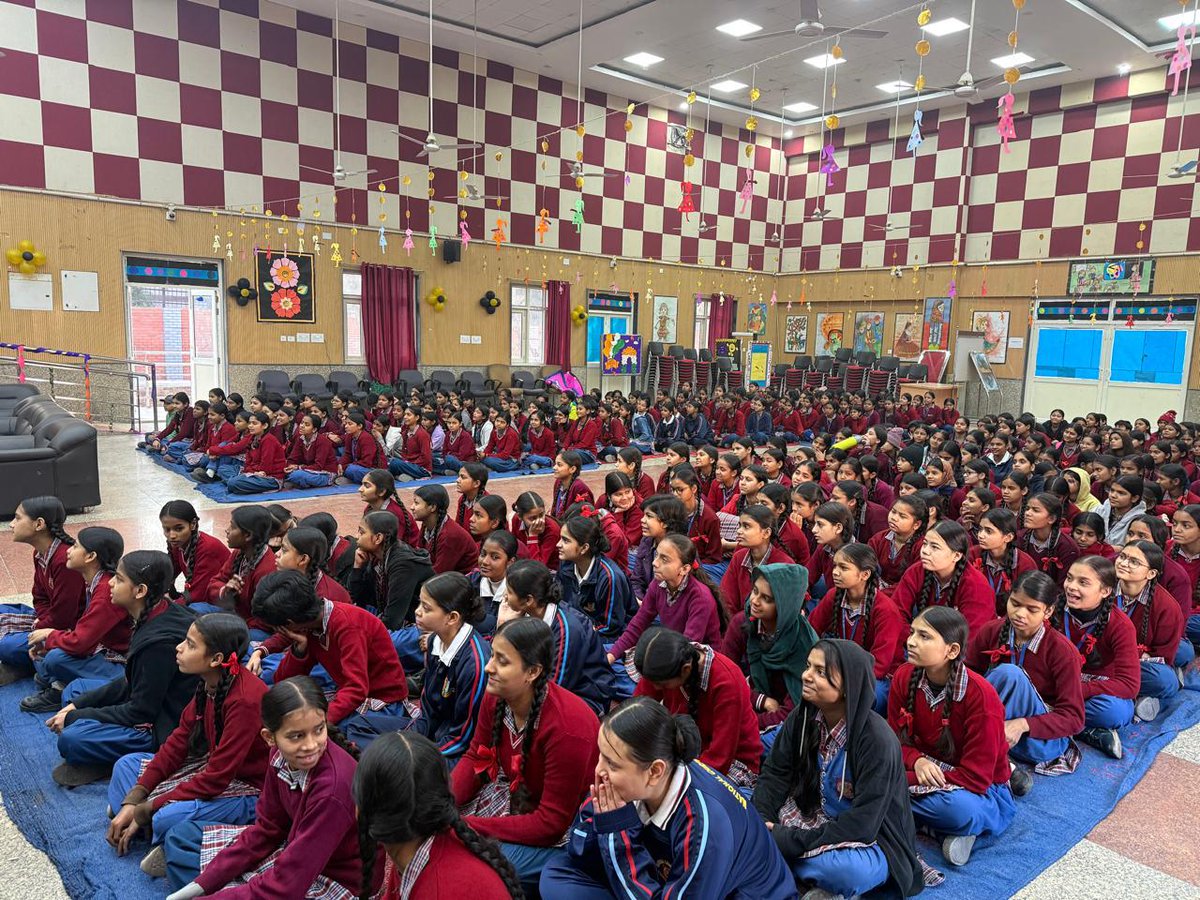 Amdmum's tweet photo. Govt Girls Senior Secondary School West Patel Nagar #दिल्ली में #SantShriAsharamjiBapu द्वारा संचालित #महिला_उत्थान_मंडल की बहनों द्वारा #तेजस्विनी_भव के अंतर्गत छात्राओं को सही #lifestyle व #SuccessMindset की कुंजियाँ सिखाई गई।
#SanatanaDharma #hindusanskriti #WomenEmpowerment https://t.co/pmTT8drxMk