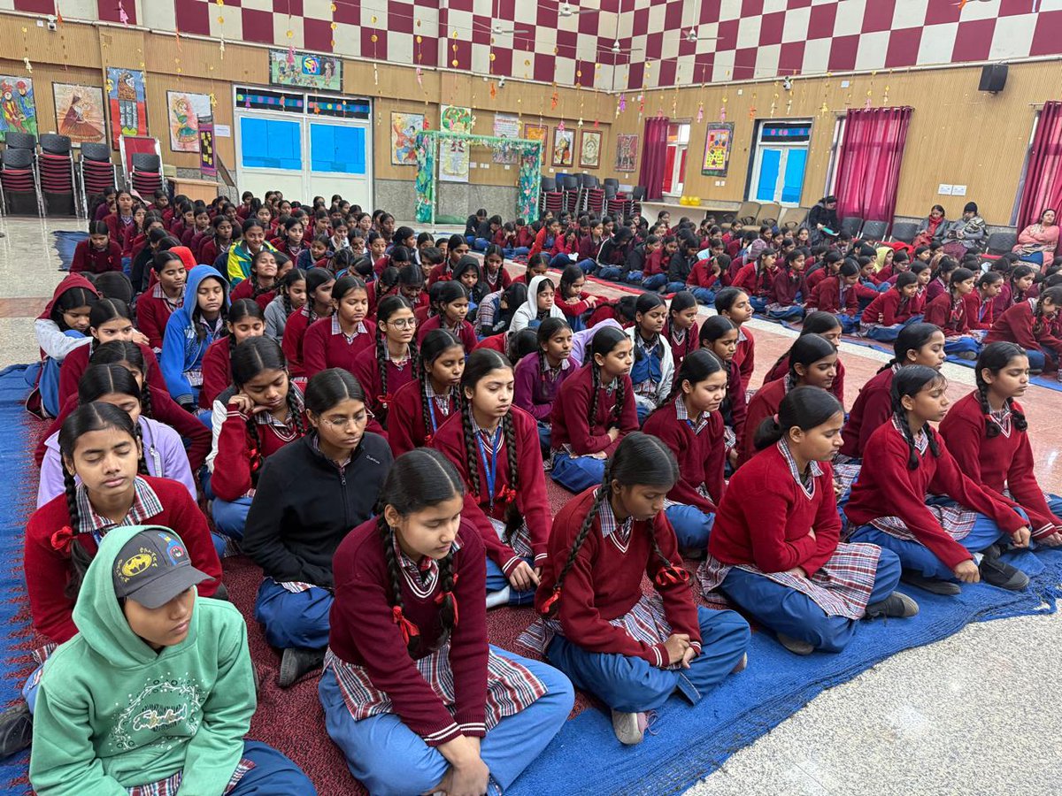 Amdmum's tweet photo. Govt Girls Senior Secondary School West Patel Nagar #दिल्ली में #SantShriAsharamjiBapu द्वारा संचालित #महिला_उत्थान_मंडल की बहनों द्वारा #तेजस्विनी_भव के अंतर्गत छात्राओं को सही #lifestyle व #SuccessMindset की कुंजियाँ सिखाई गई।
#SanatanaDharma #hindusanskriti #WomenEmpowerment https://t.co/pmTT8drxMk