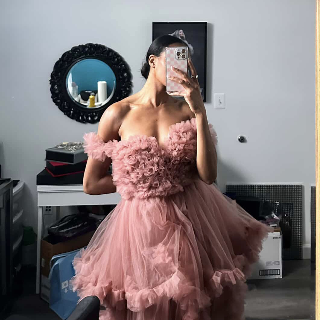 Feminine with a bit of edge 🫶🏻 Babe @terraj0hns w/ our SQUARE® Pink Checkered Mother of Pearl case! If you’ve got it…#FLAUNTit #ProtectinStyle #FLAUNTcases