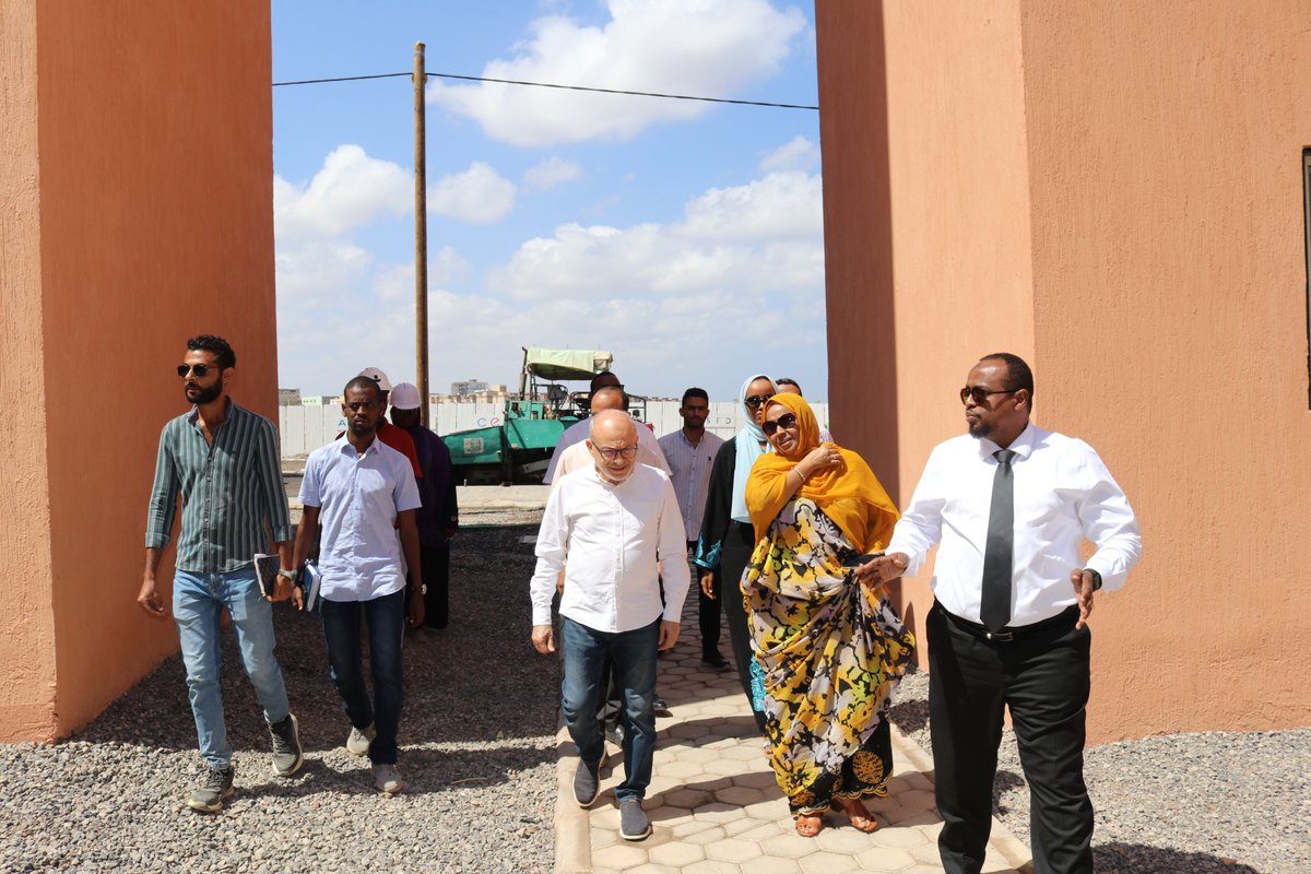 Arulos_Djibouti's tweet photo. 🏗️ PK13 | Logements sociaux
La Ministre de la Ville, de l’Urbanisme et de l’Habitat, SE Mme Amina Abdi Aden, a effectué le jeudi 5 février 2026, une visite de terrain du projet des 520 appartements sociaux, en phase d’achèvement à PK13.
#MVUH #ARULoS #PK13 https://t.co/brqJ3OoESp
