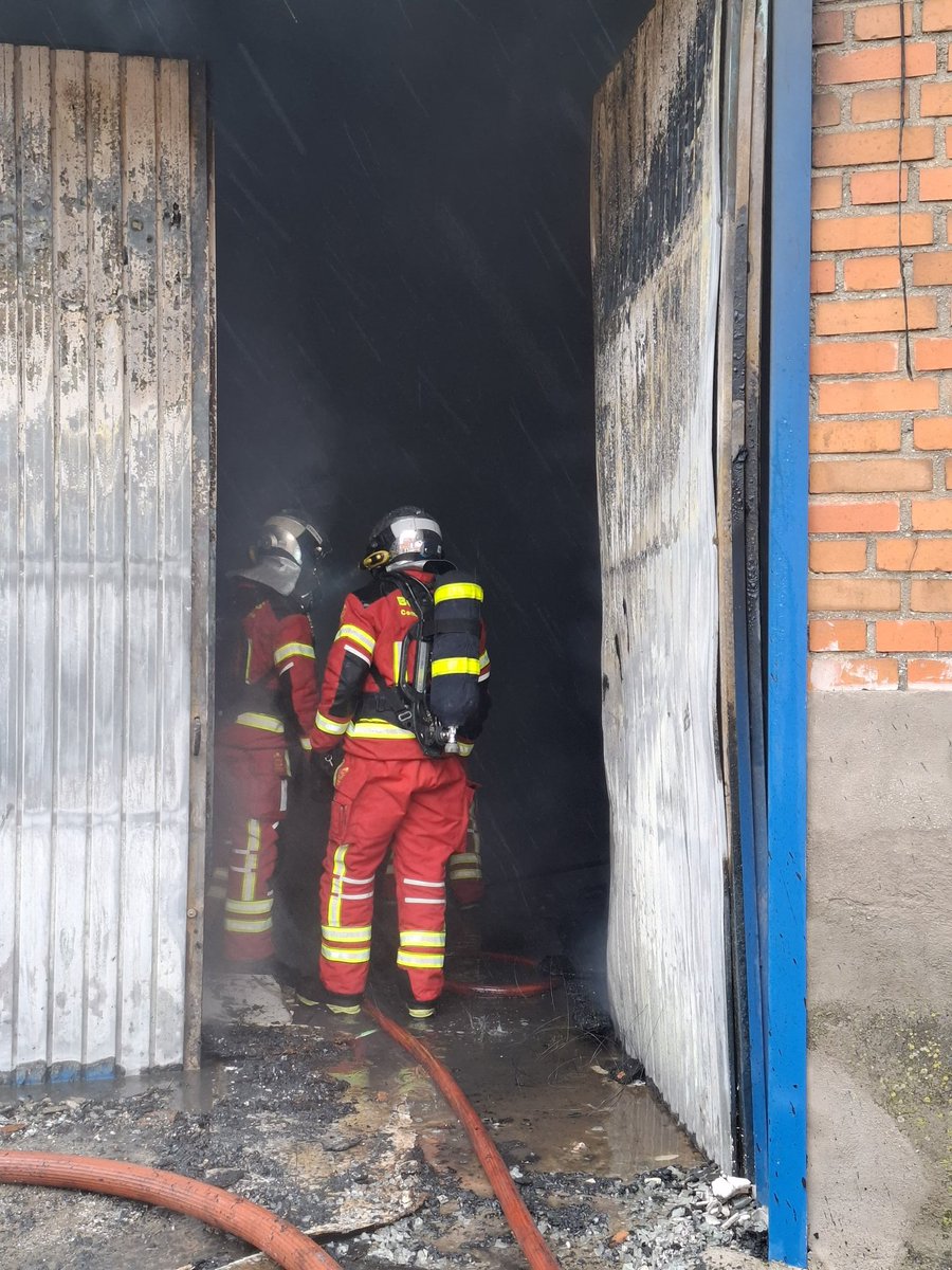 112cmadrid's tweet image. Incendio de nave de maderas de 100m2 en 

📍#Fuenlabrada. C/ Atienza. 

Extinguido por 8 dotaciones de #BomberosCM. Sin heridos. 

Fotos vía #Parque31. #Parla