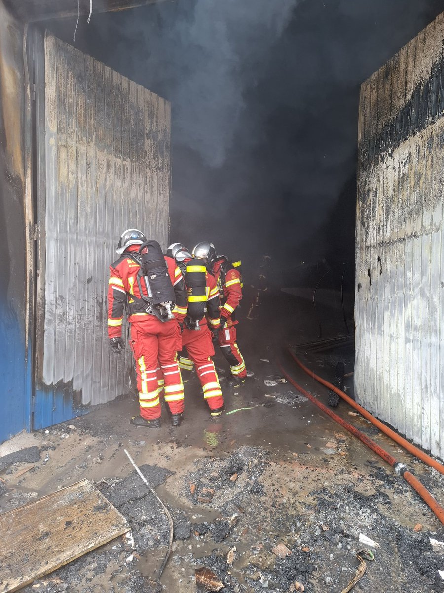 112cmadrid's tweet image. Incendio de nave de maderas de 100m2 en 

📍#Fuenlabrada. C/ Atienza. 

Extinguido por 8 dotaciones de #BomberosCM. Sin heridos. 

Fotos vía #Parque31. #Parla