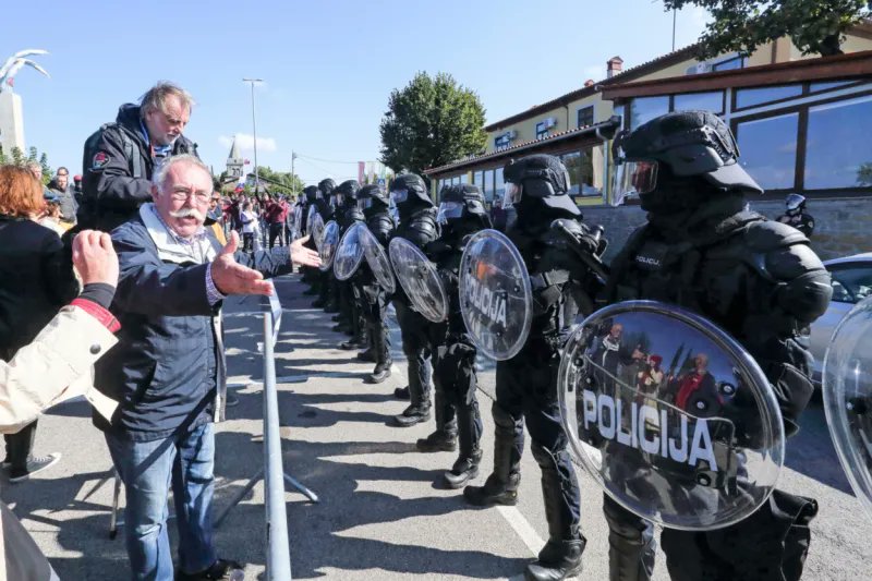 <a href="/Alenka_Krajnik/">Alenka Krajnik</a> In ti boš govorila o varnostnikih. Če kdo, potem se Janša ne upa med ljudmi brez varnostnikov. Da ne govorim o tem, koliko policajev je čuvalo člane njegove sekte v Marezigah, ko je bil na oblasti. Sicer pa, odjebaj s to fašistko! To spodaj so pa janševi varnostniki