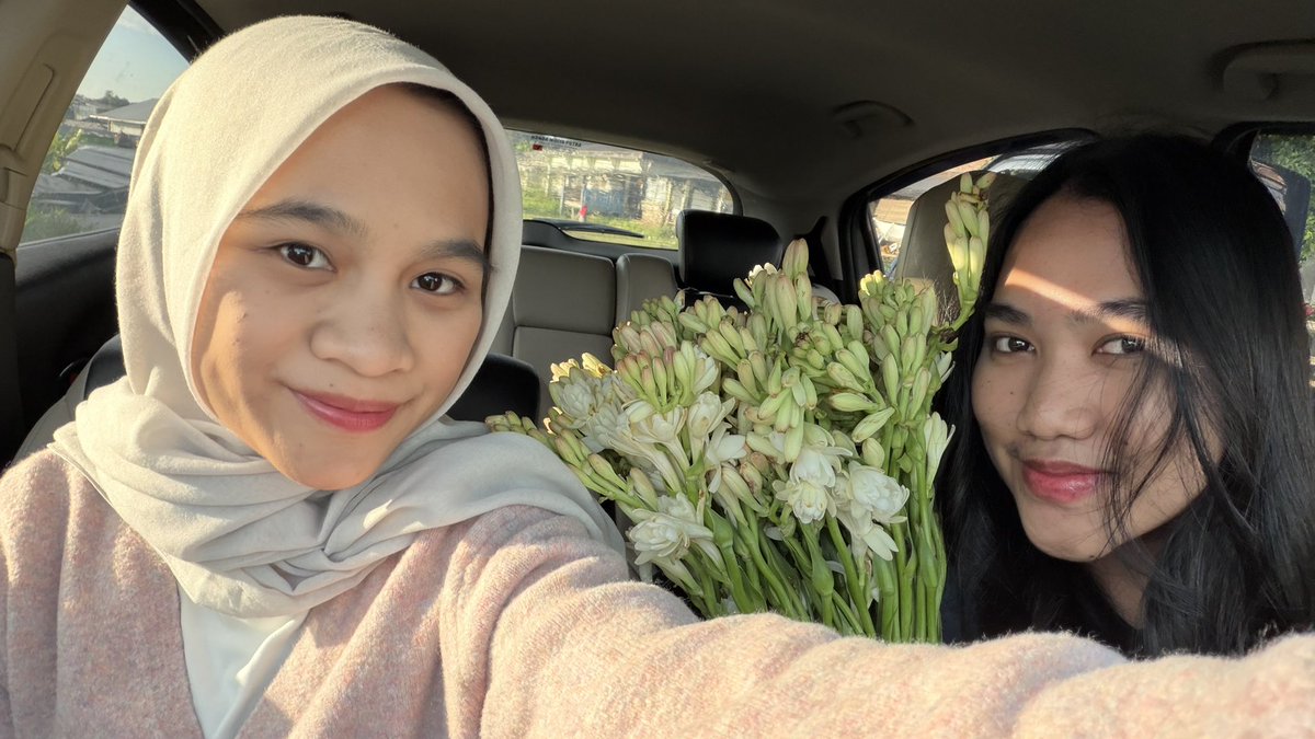 pleaseberich20's tweet photo. semarang dan amelia https://t.co/TvAYpZB957