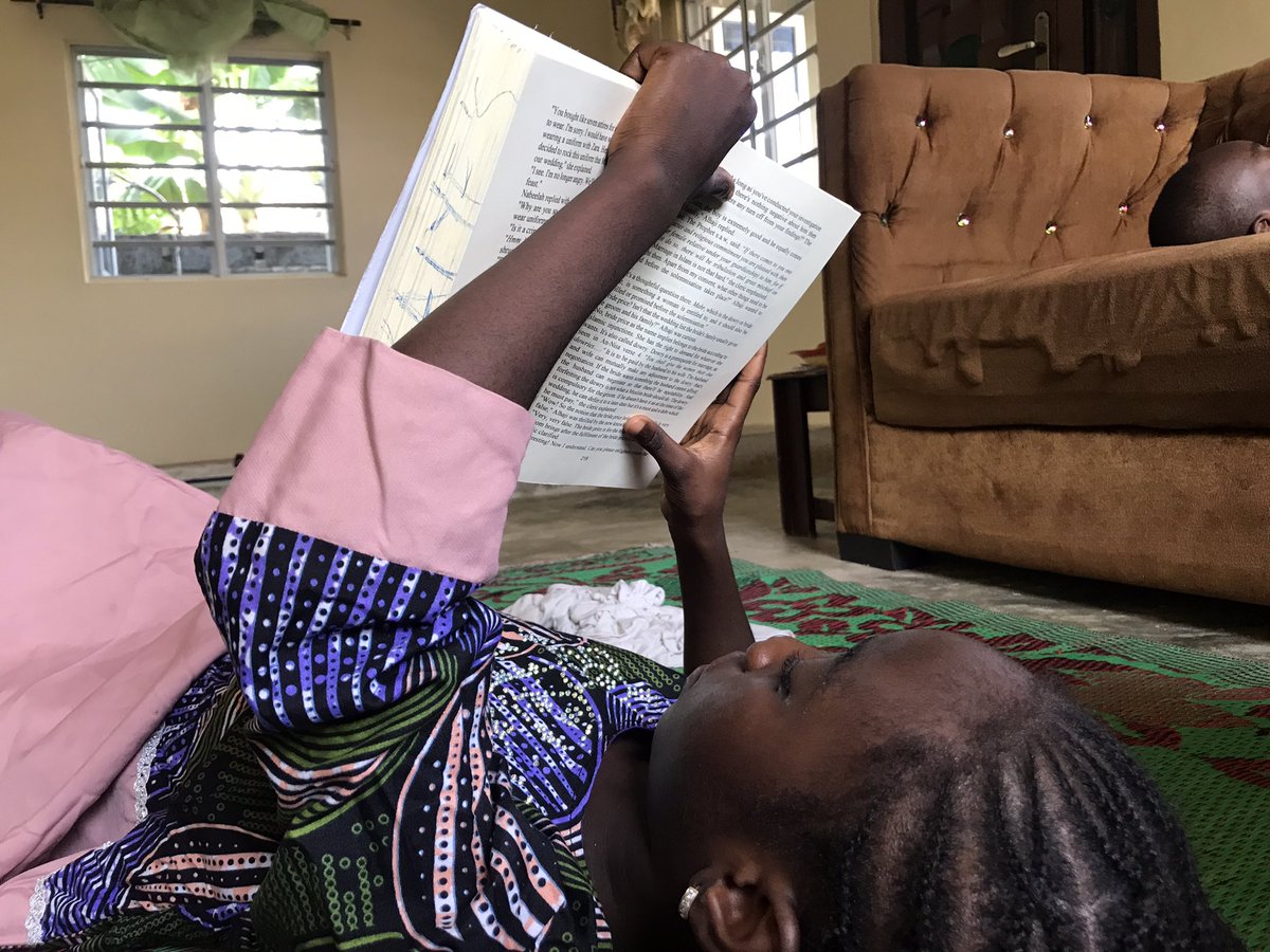 TripleF4712's tweet photo. 👧📖 https://t.co/QHOJ0acCiM