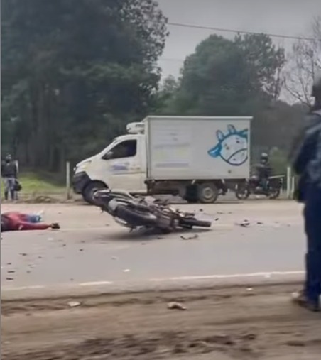 Tres motos chocaron en ruta Verapaces, Km. 200.5.  <a href="/BVoluntariosGT/">Bomberos Voluntarios</a> de Sta. Cruz atendieron a Ervin Chacoj, 24 años, oriundo de San Cristóbal Verapaz, otro masculino no identificado de unos 30 años.  Ambos, trasladados al Hosp. Reg.  Axel Hernández, 28 años, al IGSS de Cobán.