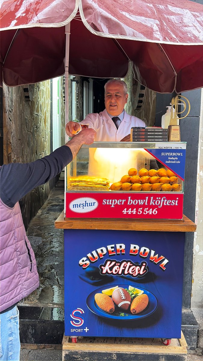 zaytung's tweet photo. İstiklal Caddesi'nin Meşhur İçli Köftecisinden Super Bowl Açılımı: ''Yıllardır bu top bir şeye benziyor ama neye derken...''

Tüm dünyada merakla beklenen Super Bowl heyecanına, son olarak İstiklal Caddesi'nin meşhur içli köftecisi de dahil oldu. Eskiden beri Super Bowl'a karşı açıklayamadığı bir ilgisi olduğunu belirten emektar içli köfteci, "Bir iki kere televizyonda denk gelip 'Ya bunların topu niye öyle bir garip? Bir şeye benziyor ama neye?' diyordum. Jeton yeni düştü. Nerdeyse meslektaşmışız adamlarla" derken, Super Bowl şerefine bu hafta sonu içli köftelerini "Super Bowl Köftesi" adıyla sevenlerine sunacağını ifade etti.

Seattle Seahawks – New England Patriots maçı ve nefes kesecek sahne şovlarıyla Super Bowl, 8 Şubat Pazar’ı Pazartesi’ye bağlayan gece 02.30’da S Sport Plus’ta!

@ssportplustr 

#işbirliği