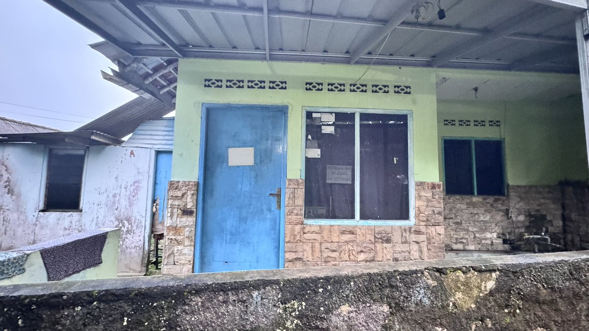 ininasnas's tweet photo. hi guys, kalau kalian nyari rumah di Bogor deket banget sama kota, samping komplek BNR banget (real) luasnya sekitar 280 meter (seingetku) kurleb yaaa. ini dijual seharga 180-250 jt ya guys buat yang mau di desa sukamantri ini masuknya. #jualrumahbogor dm ajaaa lebih lanjutnya https://t.co/r0RuusVVnl