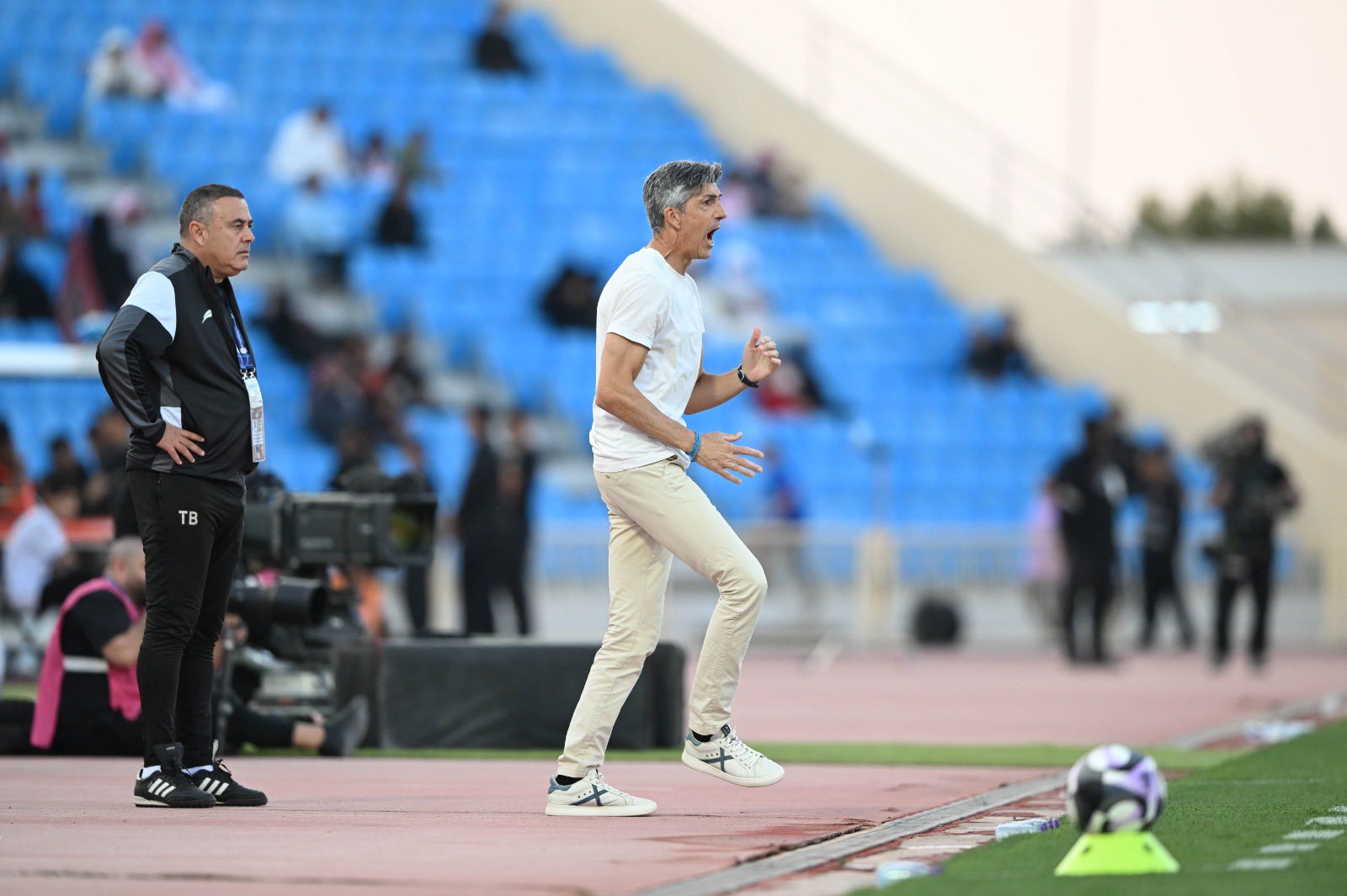 إيمانويل ألغواسيل مدرب فريق الشباب في المؤتمر الصحافي: -لعبنا بمستوى مشرف لكن مرة أخرى القرارات التحكيمية لم تكن جيدة وهذا لا يعني أن الخصم لم يقدم أداء جيدا وتحصل على فرصتين لم نتعامل معها بالشكل المطلوب ولكن الحكم ألغى لنا هدف صحيح ولم يحتسب لنا ركلة جزاء صحيحة وليست هذه المرة الأولى التي نتعرض فيها لقرارات خاطئة من الحكم. #الخلود_الشباب 