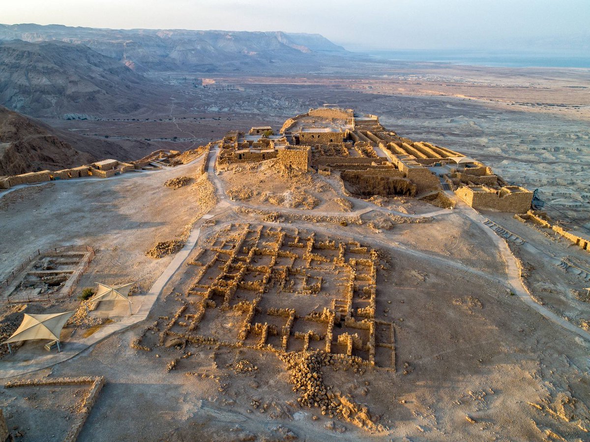 MonicaLaredo2's tweet photo. 🇮🇱Massada, um monumento ao heroísmo e à presença judaica de cerca de 2000 anos atrás. Você sabia que arqueólogos também encontraram vestígios da época do Rei Davi? O arqueólogo Yochanan Aharoni sugere que esses vestígios faziam parte de uma fortaleza usada pelo Rei Davi (para se esconder de Saul).