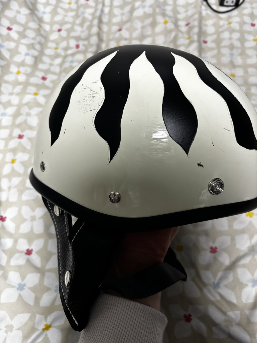 love_mytracker's tweet photo. 長瀬智也が好き過ぎてオマージュ
意外とうまく出来て嬉しい

スイカとか言わないで
#250tr #ヘルメット #カスタム #ペイント #チョッパー https://t.co/2GYGL4pzES