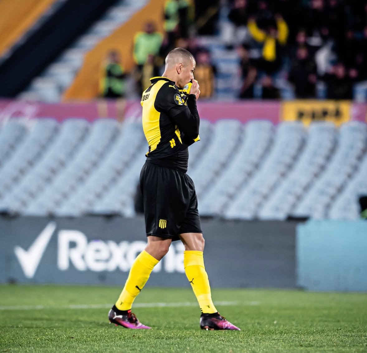 Leo Coelho en 2022 salio campeon Uruguayo y fue figura en nacional, fue el mejor zaguero de ese campeonato, finalizo su prestamo en ese equipo y a partir de ahi tras algunos idas y vueltas, decidieron no comprar su ficha, recien en ese momento aparece Peñarol, con una oferta