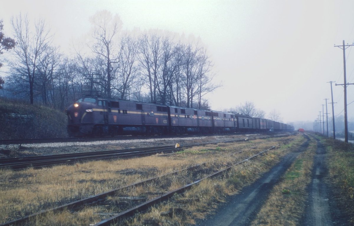 Pennsylvania’s train #70 is near the insection of US 24 and US 35 west of Logansport, IN; November, 1966.  Rick Burn 🚂.

american-rails.com/pennsylvania.h…