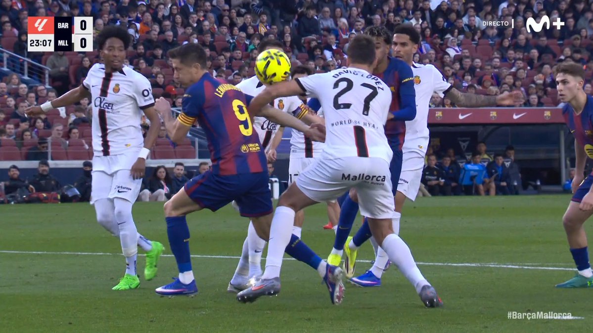 🖥️💥 El VAR dejó pasar un penalti por mano en el Barcelona - Real Mallorca.

👉🏻 David López eleva el brazo y desvía ligeramente el balón dentro del área.

❌ 𝗘𝗦 𝗣𝗘𝗡𝗔𝗟𝗧𝗜.

▪️ La clave de la acción es que el brazo va en dirección al balón y no al contrario.