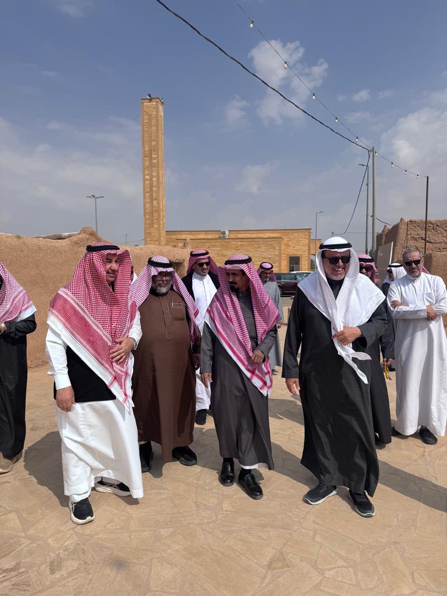 nufayed's tweet photo. استقبلت #بلدة_النفيد_التراثية وفدًا من محافظة #عنيزة ومدينتي #الدمام و #الخبر في زيارةٍ تجسّد مكانة التراث الوطني وعمق الهوية النجدية الأصيلة.
اطّلع الوفد على معالم البلدة وجهود #أوقاف_الشيخ_محمد_بن_إبراهيم_الخضير – رحمه الله – في تأهيلها وتطويرها، مؤكدين إعجابهم بجودة الترميم ودقته، وأن المباني لم تفقد أصالتها أو جودتها، بل حافظت بإتقان على الهوية النجدية القديمة للبيوت، لتظل النفيد نموذجًا وطنيًا رائدًا في صون التراث وتعزيز حضوره الثقافي والسياحي 🇸🇦✨