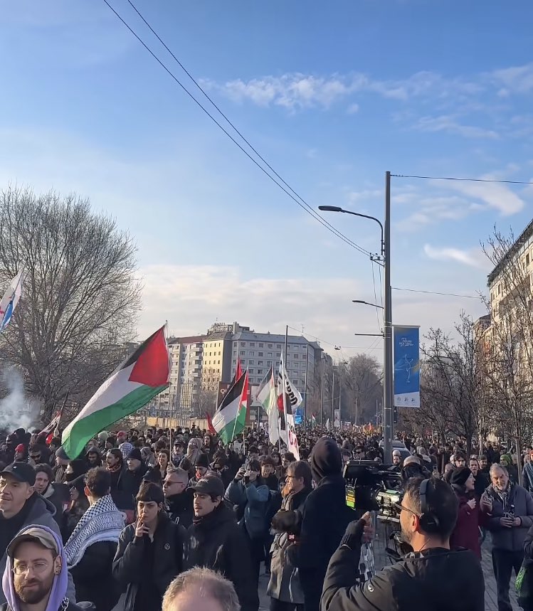 Più di 10.000 in piazza oggi nella marea a Milano, per dire no a speculazione e sfruttamento, no alla militarizzazione della città e soprattutto no alla normalizzazione col sionismo. Fuori il sionismo dalle Olimpiadi!

🇵🇸