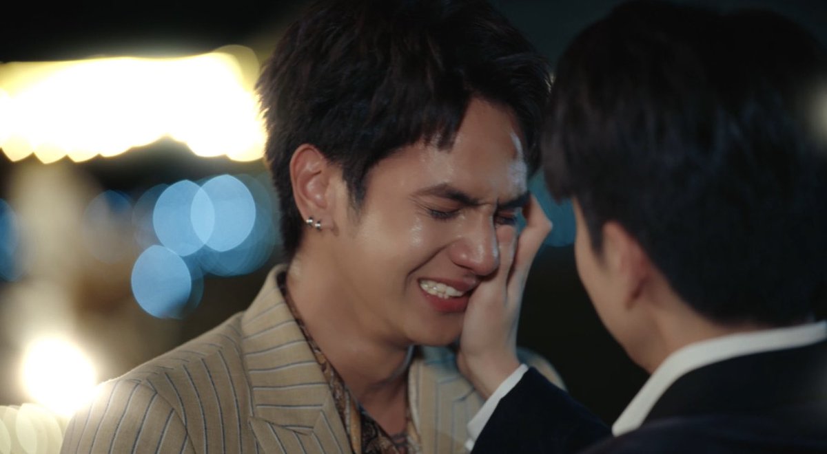 RELOVED THE SERIES FINAL EP นอยอ่าา จุกอกสุดๆ พอได้ยินประโยคที่ว่า “อยู่ทางนู้นเป็นยังไงบ้าง โอเคใช่มั้ย” จะบ้าตาย ฉันชอบคู่นี้ทำไมนะๆ แต่ก็เซอร์ไพรส์อยู่นะถือว่าจบด้วยดี จบแบบประโยคจุกๆ “ผมรักคุณนะ ไว้เราเจอกันนะ สักวันนึง” แงงงโอ้ยย #RELOVEDFinalEP