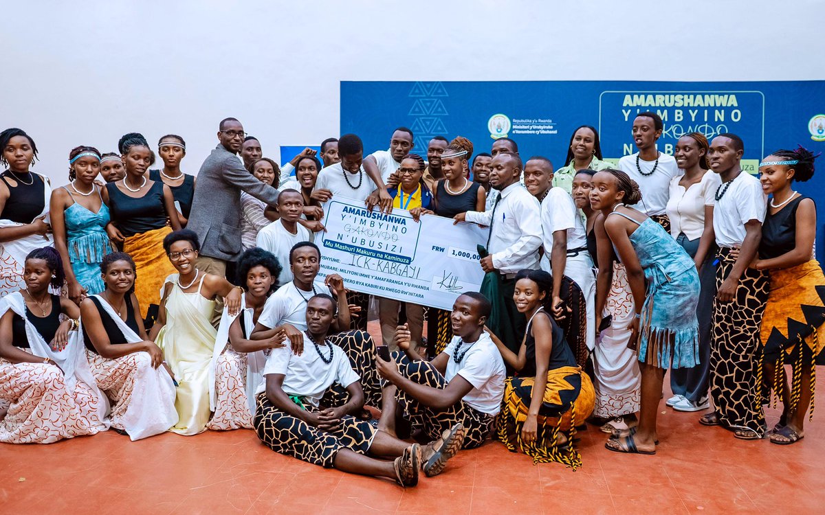 RwandaYouthArts's tweet photo. 🥇Itorero Indangamuco rya UR_Huye, ryegukanye umwanya wa Mbere mu Marushanwa y’Imbyino Gakondo n’Ubusizi muri @RwandaSouth; na Miliyoni 1.5 FRW.
 
🥈Itorero Inganji z’Umuco rya @ICKKabgayi ryegukanye umwanya wa Kabiri na Miliyoni 1 FRW.

🎶: Twaje ya @YvanBuravan

#UmwimerereWacu https://t.co/ma96LRVEb2