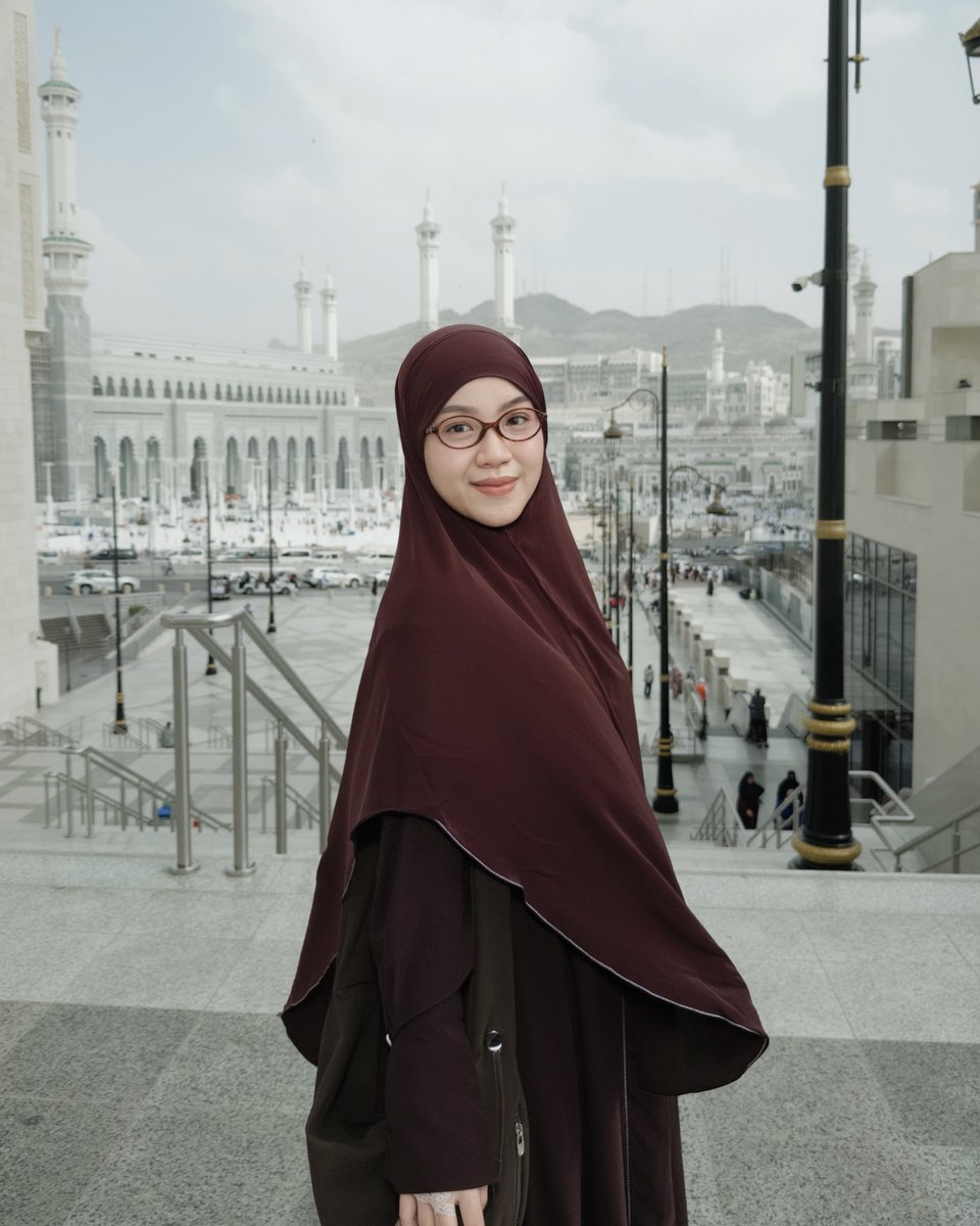 rasanya sholat gak liat ke sajadah lagi, tapi langsung liat kedepan (ka’ba) itu… beda banget🥹 masyaAllah..🤍🕋