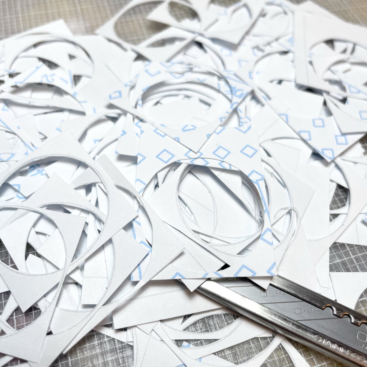 似顔絵3名様分完成😊

背景の花をどこまで簡略化するか？デザイン的にするか？似顔絵を邪魔しないように描くのは結構難しく悩むところですがここで花キューピット神奈川さんで毎年花を経験がめちゃくちゃ生かされて✨良い仕上がりになりました🥰

写真はおまけのシール作り✂️
喜んでもらえますように！