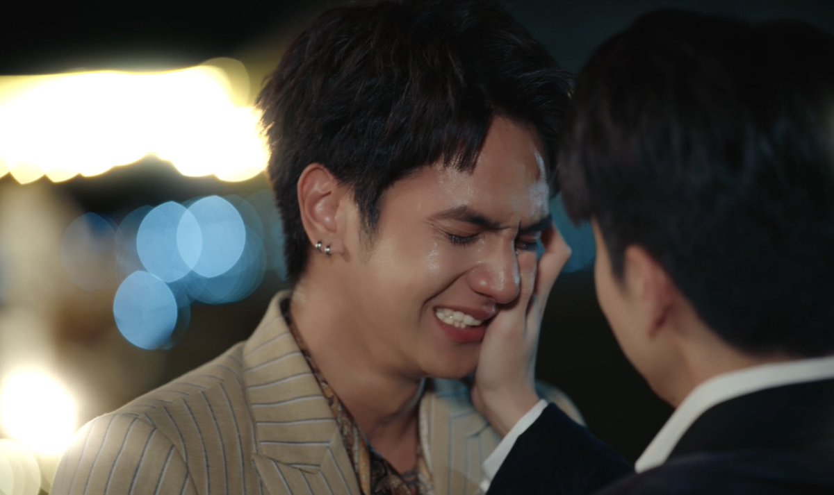 ชอบประโยคนี้ “ ชีวิตที่เคยผ่านมรสุมใหญ่ ไม่ได้แปลว่าเราจะไม่ล้มอีก แต่แปลว่าเราเรียนรู้วิธีลุกแบบไม่อายตัวเอง ” 

ดีใจกับธันอคินมากกก และแล้วก็เข้าใจกัน ผ่านเรื่องราวต่างๆจนได้แต่งงานกัน ;-; แต่ผ้มเศร้าคู่คุณตากล้องกับลูกค้าอะ เล่นกับใจคนดูมาก อุตส่าห์มีความหวังว่าจะกลับมา ฮืออออ