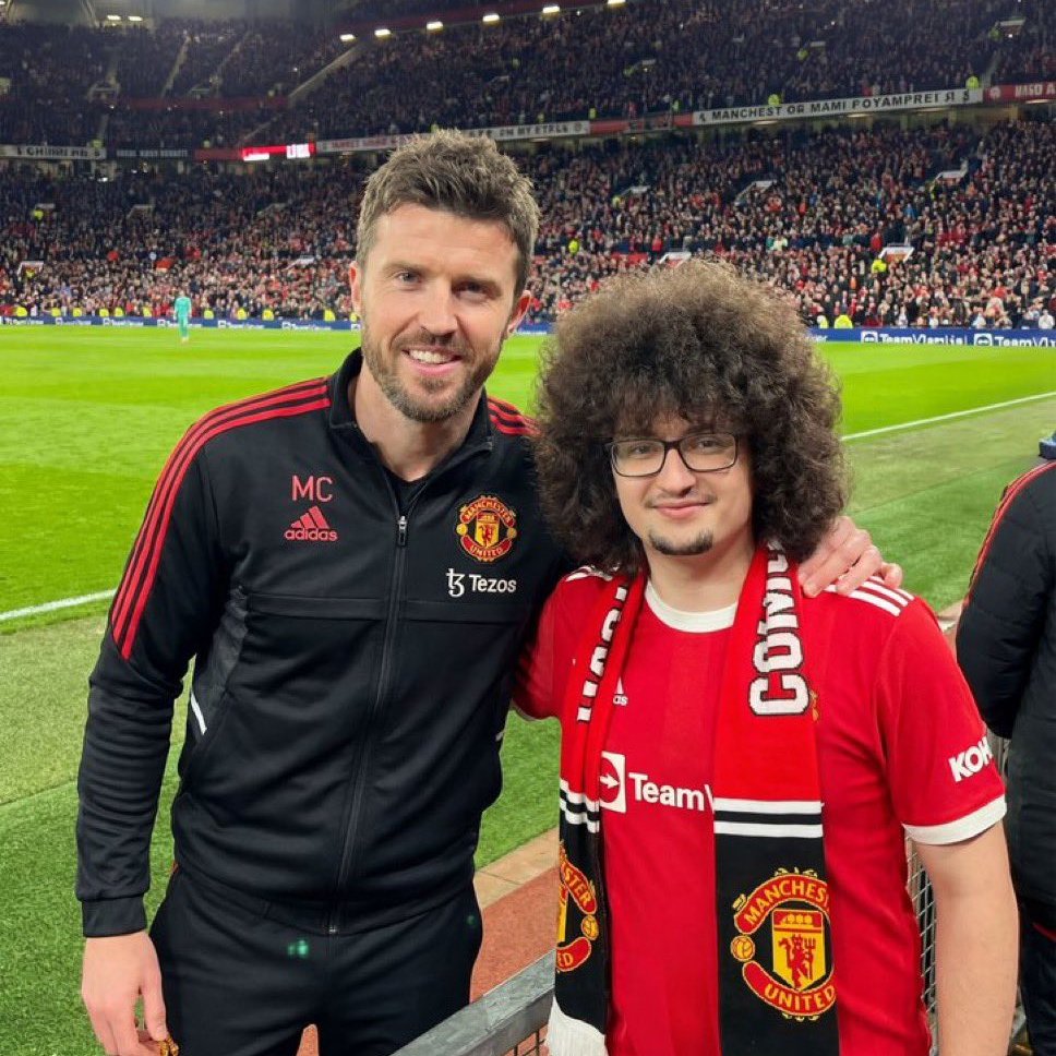 No, no es IA. Michael Carrick con Frank Ilett hoy en Old Trafford.