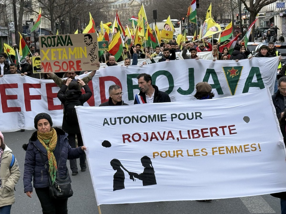 Aujourd’hui,nous étions dans la rue pour Kobane.
Ces images témoignent de notre solidarité,et aussi de l’ampleur de ce qu’il reste à faire.
Kobané est toujours encerclée. La population a toujours faim,froid, et manque de soins.
On continue. On lâche rien❗️ #KobaneUnderSiege