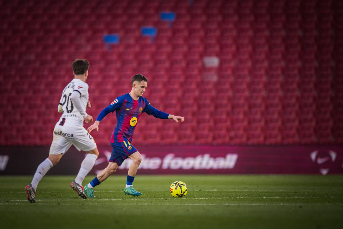 54' Jolie reprise de volée de Marc Casado des 16m50. C'est repoussé par... la barre transversale ! (1-0) #BarçaMallorca