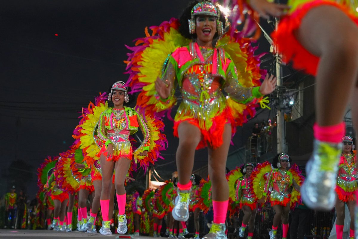 Carnaval_SA's tweet photo. ✨🌺 La #Guacherna2026 brilló y marcó un hito con la mayor participación en la historia del Carnaval.

Cerca de 20 mil participantes llenaron de pasión, danza y tradición la Cra. 44, rindiendo un homenaje especial a los bailes cantaos, una de las expresiones más auténticas del Caribe colombiano, con una puesta en escena que conectó a miles de carnavaleros con la raíz cultural de nuestra Fiesta.