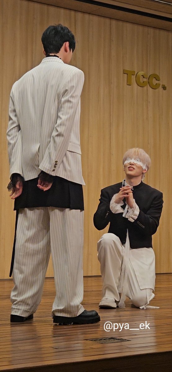 loveleemeboz's tweet image. bluetooth line is right there