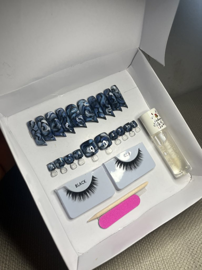 motundeee's tweet photo. Gift idea for her 💕
Content -
Matching gel press on nails 
100% human hair strip lash 
Lip balm /lipgloss 
Prep kit 
Price- 26,000 Naira 
NB: it’s customizable https://t.co/KNMQX7q9fT
