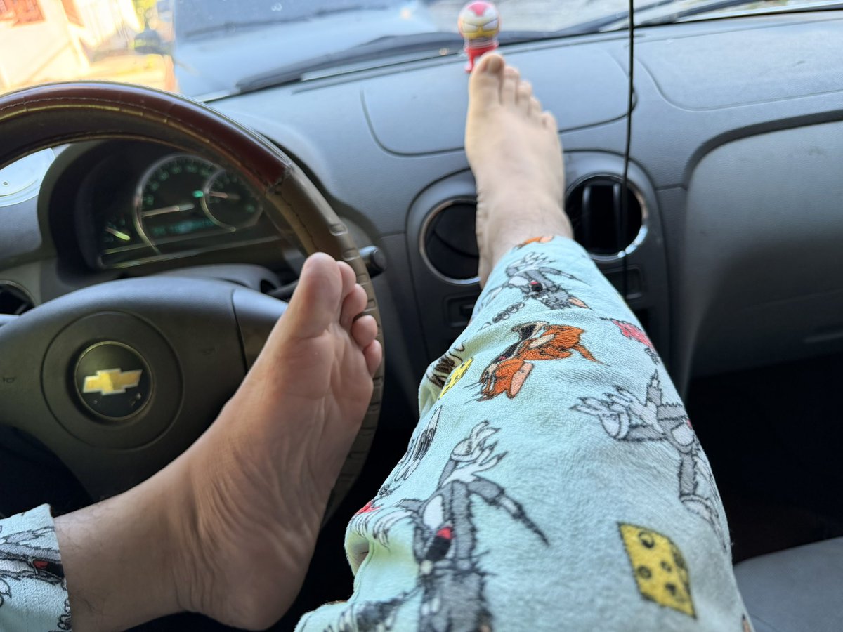 TigerFeet90's tweet photo. #MaleFeet #Malefeet #Barefoot #FeetInCar #CarFeet #BarefootDriving #MenFeet #GayFeet #Malefootfetish #DrivingBarefoot #FeetUp #Relaxed #PiesMasculinos #FootLovers #ChillVibes https://t.co/DjhzyMbjkA