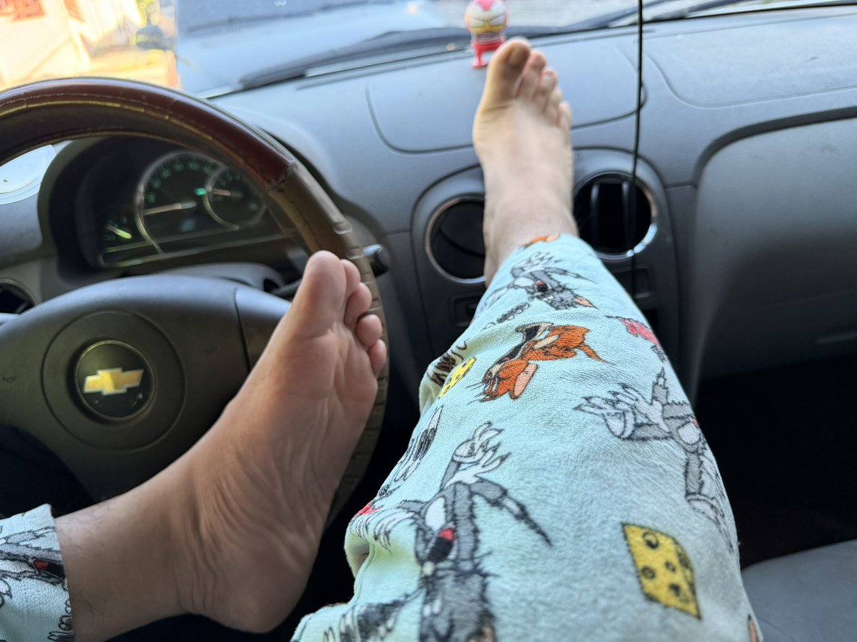TigerFeet90's tweet photo. #MaleFeet #Malefeet #Barefoot #FeetInCar #CarFeet #BarefootDriving #MenFeet #GayFeet #Malefootfetish #DrivingBarefoot #FeetUp #Relaxed #PiesMasculinos #FootLovers #ChillVibes https://t.co/DjhzyMbjkA