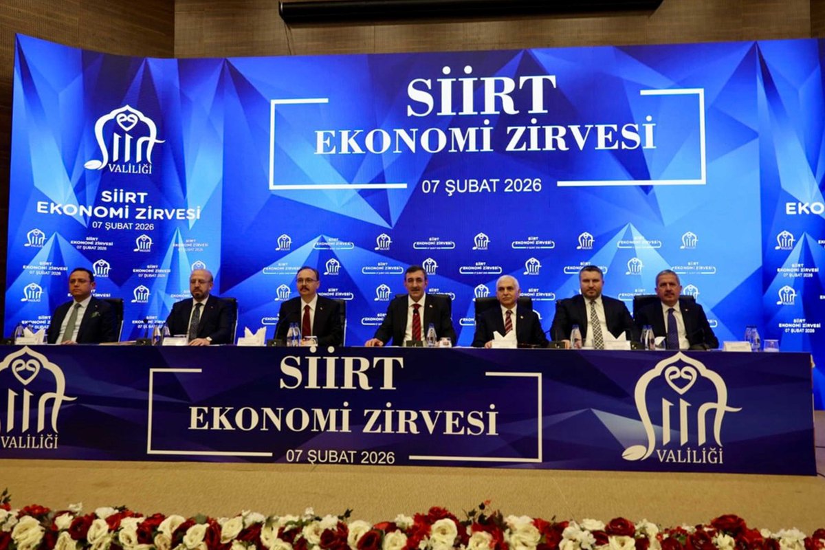 Siirtiktm's tweet photo. Siirt Ekonomi Zirvesi’nin açılış programı kapsamında ilimize teşrif eden Cumhurbaşkanı Yardımcımız Sayın Cevdet Yılmaz, ilimizin yöresel ve marka ürünlerinin yer aldığı sergi alanını ziyaret etti.
#TürkiyeYüzyılı 🇹🇷
#SiirtEkonomiZirve🇹🇷
@_cevdetyilmaz 
@Dr_KemalKzlkaya https://t.co/55PzVXUqQC