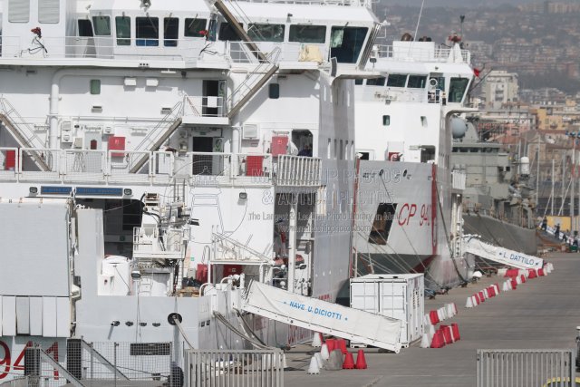 Shipguru's tweet photo. #GuardiaCostiera #dattiloclass #OffshorePatrolVessel #cp940 #LUIGI_DATTILO and #cp941 #UBALDO_DICIOTTI #berthed at #portodicatania , #sicily - 02.03.2018 - https://t.co/nfgboxc3g3 - NO PHOTOS can be used or manipulated without our permission @guardiacostiera @worldshipsoc https://t.co/uuECQMlYzL