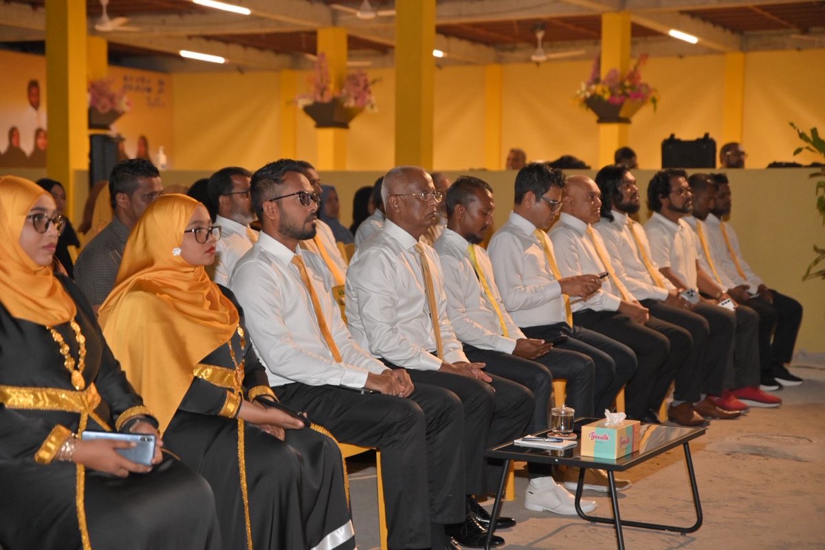 ރައީސް <a href="/ibusolih/">Ibrahim Mohamed Solih</a> ބައިވެރިވެ ވަޑައިގެން، ފޯކައިދޫ "ހޭވައްލާ ތައްޔާރު" ޖަލްސާ ފެށިގެން ކުރިއަށްދަނީ.

އެމްޑީޕީގެ ކެންޑިޑޭޓުންނަށް ތާއިދުކޮށް ގިނަ އަދަދެެއްގެ ފޯކައިދޫ ރައްޔިތުން ވަނީ މި ޖަލްސާގައި ބައިވެރިވެފައި.

#HeyvallaThayyaaru
#GearUp
#LCE2026
#WDC2026
#VoteMDP