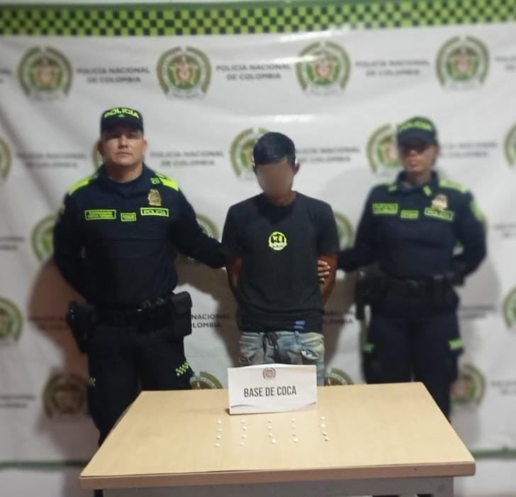 HuilaPolicia's tweet photo. Seis capturas y más de 300 dosis de estupefacientes incautadas en operativos en #Baraya, #LaPlata y #Campoalegre. La Policía Nacional protege a la comunidad y a niños, niñas y adolescentes en el Huila. https://t.co/mP06PatDja