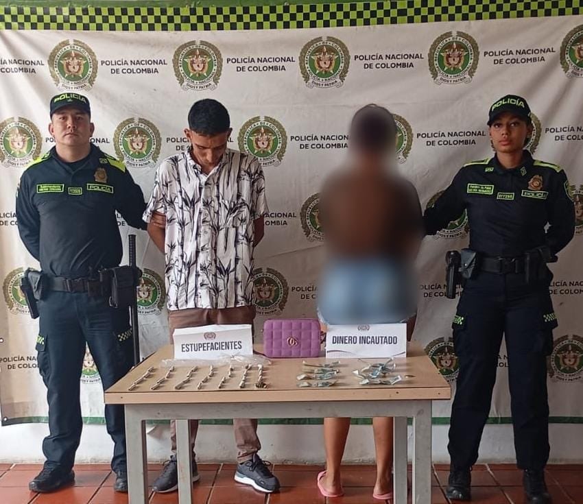 HuilaPolicia's tweet photo. Seis capturas y más de 300 dosis de estupefacientes incautadas en operativos en #Baraya, #LaPlata y #Campoalegre. La Policía Nacional protege a la comunidad y a niños, niñas y adolescentes en el Huila. https://t.co/mP06PatDja