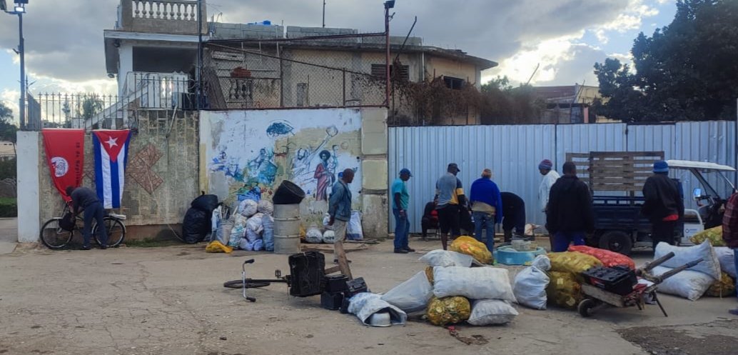Sábado de reciclaje en El Romerillo, de Playa. Recuperando valores con #GER y los #CDRCuba #RecicloMiBarrio #CubaVencerá