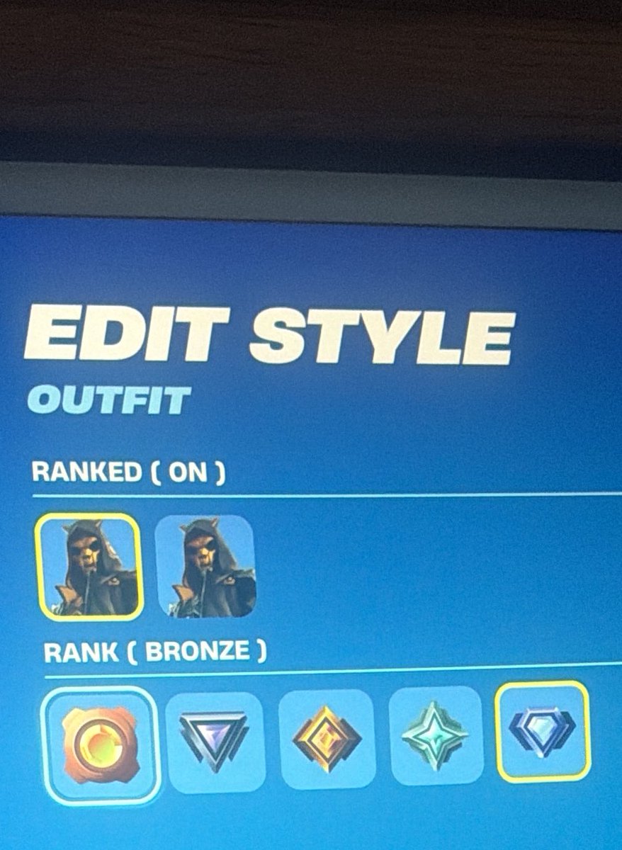 <a href="/FortniteStatus/">Fortnite Status</a> hi there the locked styles for the ranked skin doesn’t show up is it normal? <a href="/FortniteStatus/">Fortnite Status</a> #Fortnite