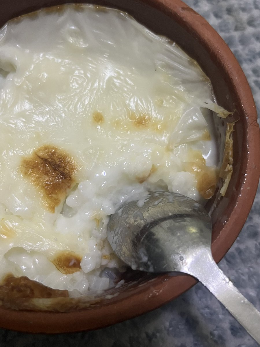 Arkadaşım sütlaç yapmış… içine tuz koymuş. Tatlı değil, travma yaşadım.😂😂😂