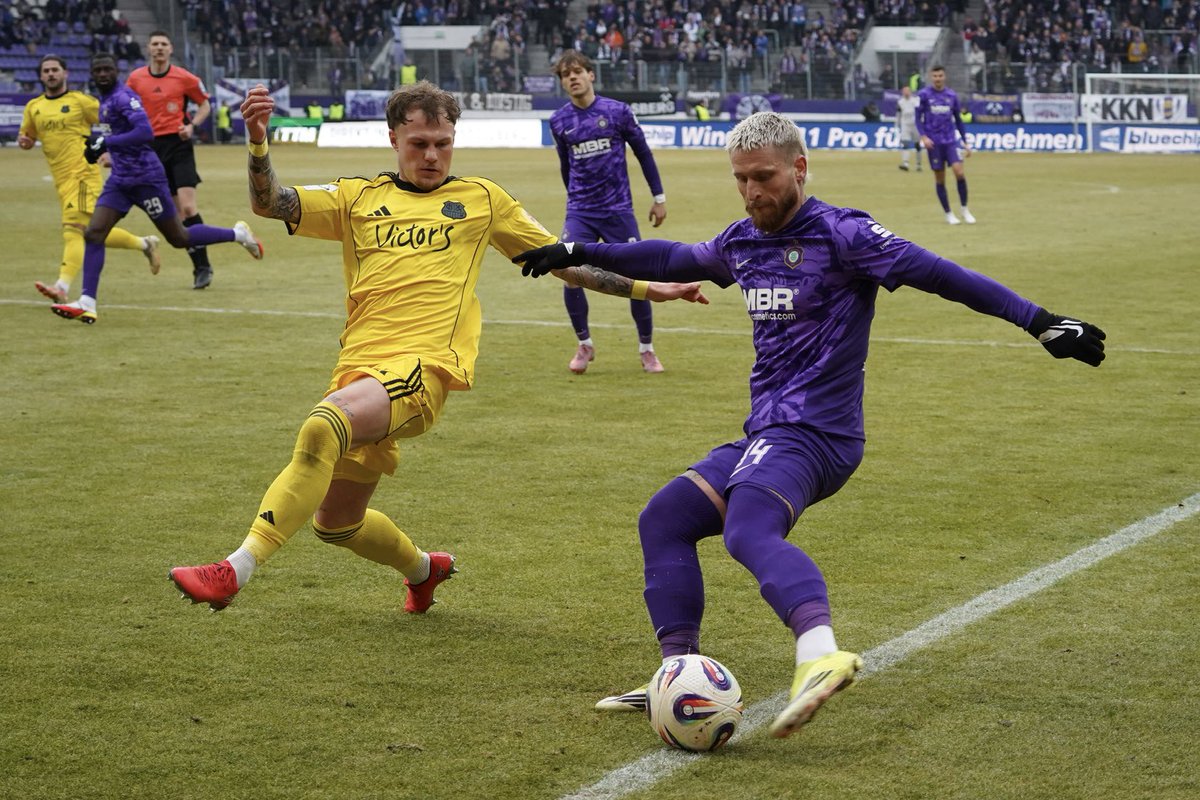 FCErzgebirgeAue's tweet photo. Unser Spielbericht 👉🏼 https://t.co/nnWzXI3Myg
Trotz vieler Chancen auf beiden Seiten zappelte das Tornetz nicht und im wichtigen Spiel trennten sich die Traditionsvereine unentschieden.
#Kumpelverein #AUEFCS https://t.co/gsJ6eIO77h