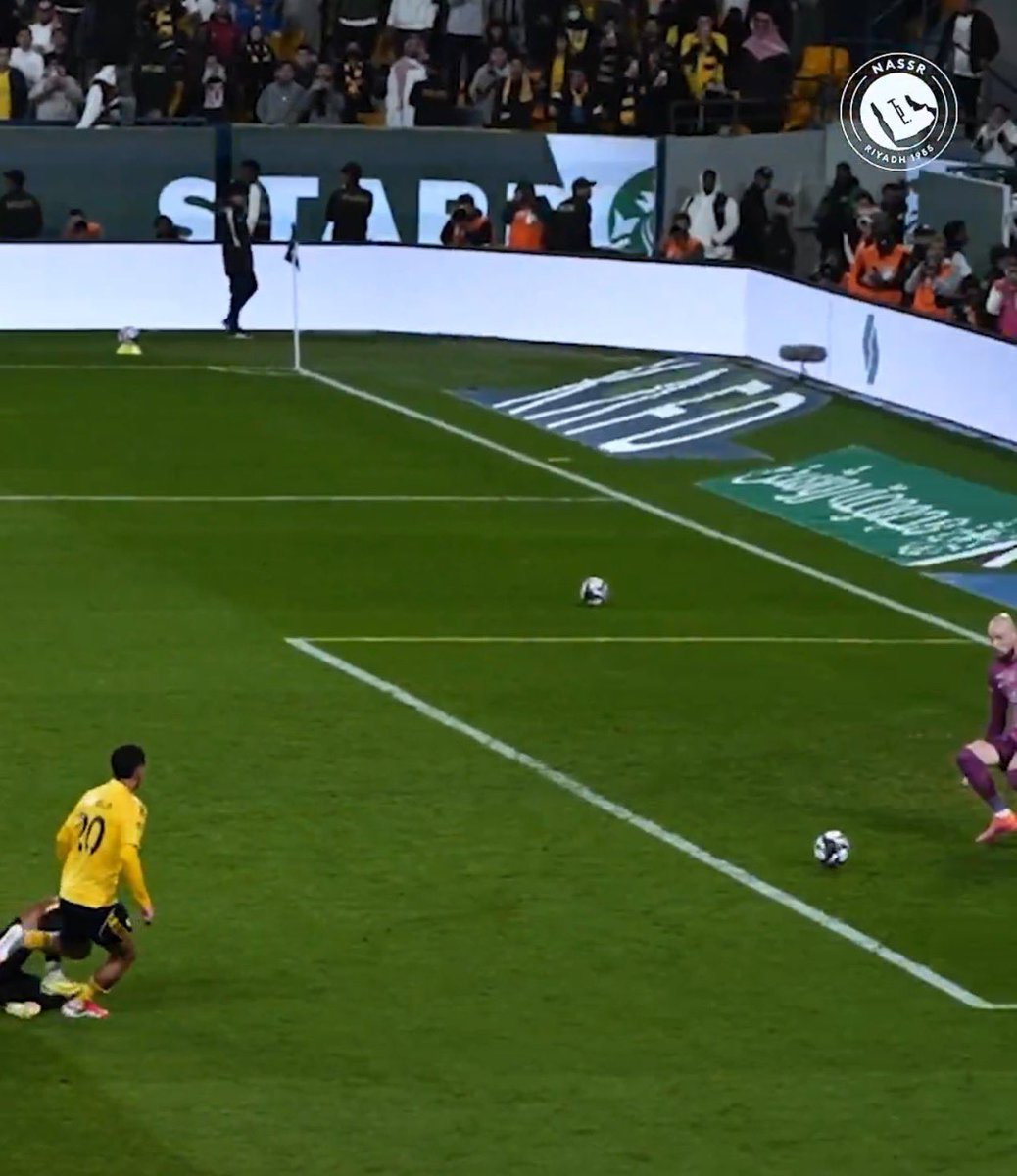 🚨🚨🚨🚨معلومه قد لاتهمك :

وجود كورتين في الملعب يُخالف قانون الفيفا
لكن الحكم غير القانون مع هدف النصر الثاني