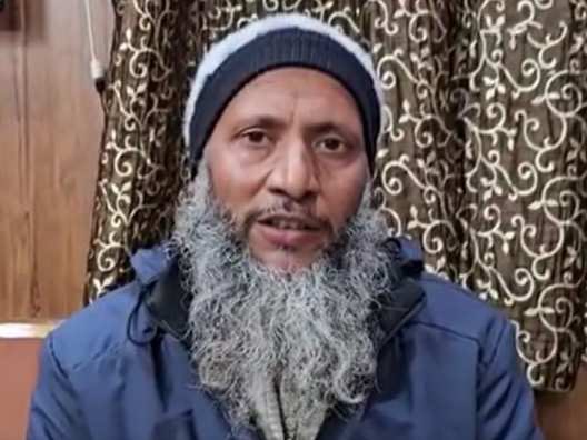 पहली तस्वीर बेसिक शिक्षा अधिकारी रतन कीर्ति की है। दूसरी तस्वीर जान मोहम्मद की है। जान मोहम्मद मथुरा के एक सरकारी स्कूल में पढ़ाते हैं। भाजपा के एक छुटभैय्ये ने बेसिक शिक्षा अधिकारी रतन कीर्ति से जान मोहम्मद की शिकायत की, कि वो स्कूल में बच्चों को नमाज़ पढ़वाते हैं। बस फिर क्या