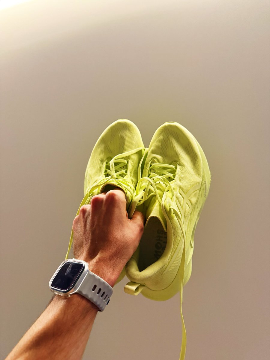 benkleev's tweet photo. Пробежал в ASICS NOVABLAST 5 уже 250 км. До сих пор мягкие и пружинистые, рекомендую. Использую только на дорожке беговой, но тестил в Кейптауне на набережной. На асфальте ещё задорнее пружинят https://t.co/wHEyZUoiax